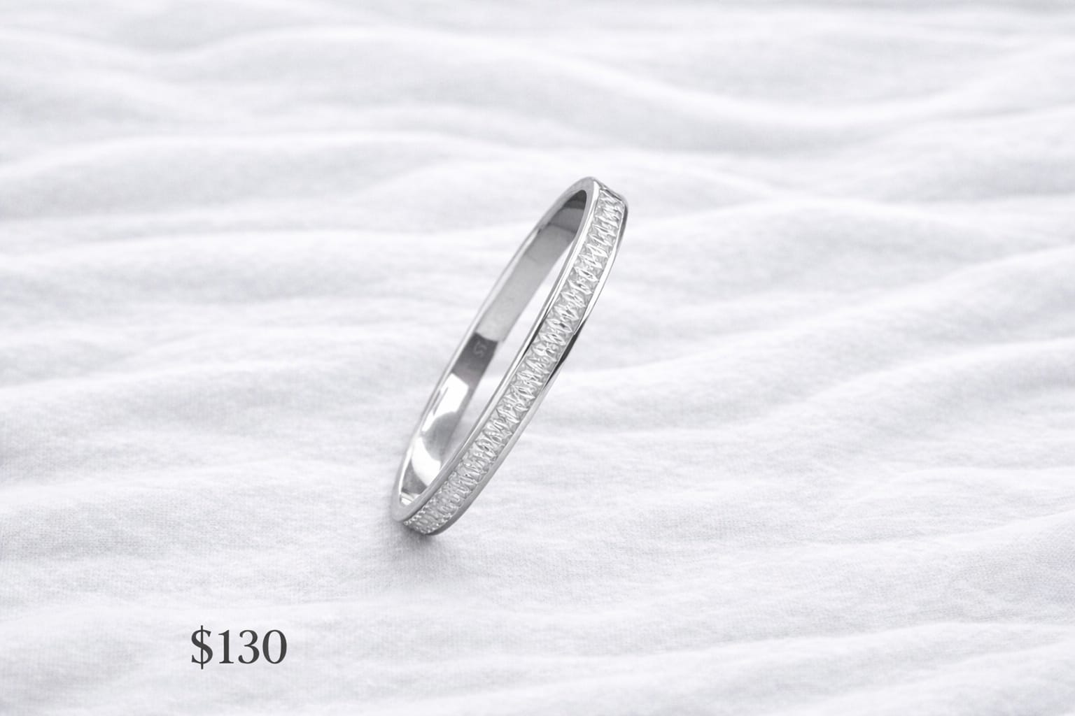 Brazalete Plateado Piedras Incrustadas Sofisticado Y Elegante