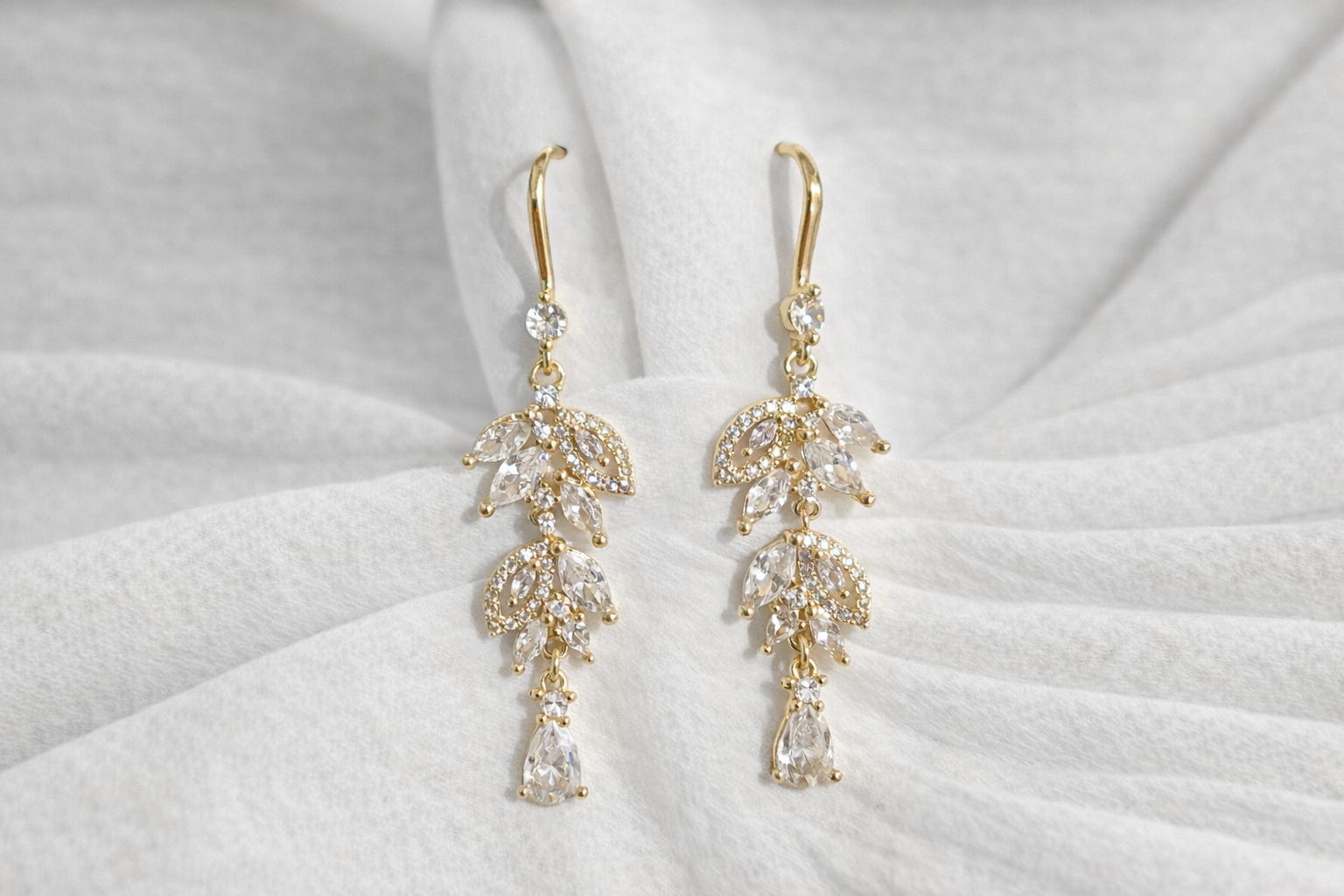 Aretes Oro Laminado Hojas con Piedras