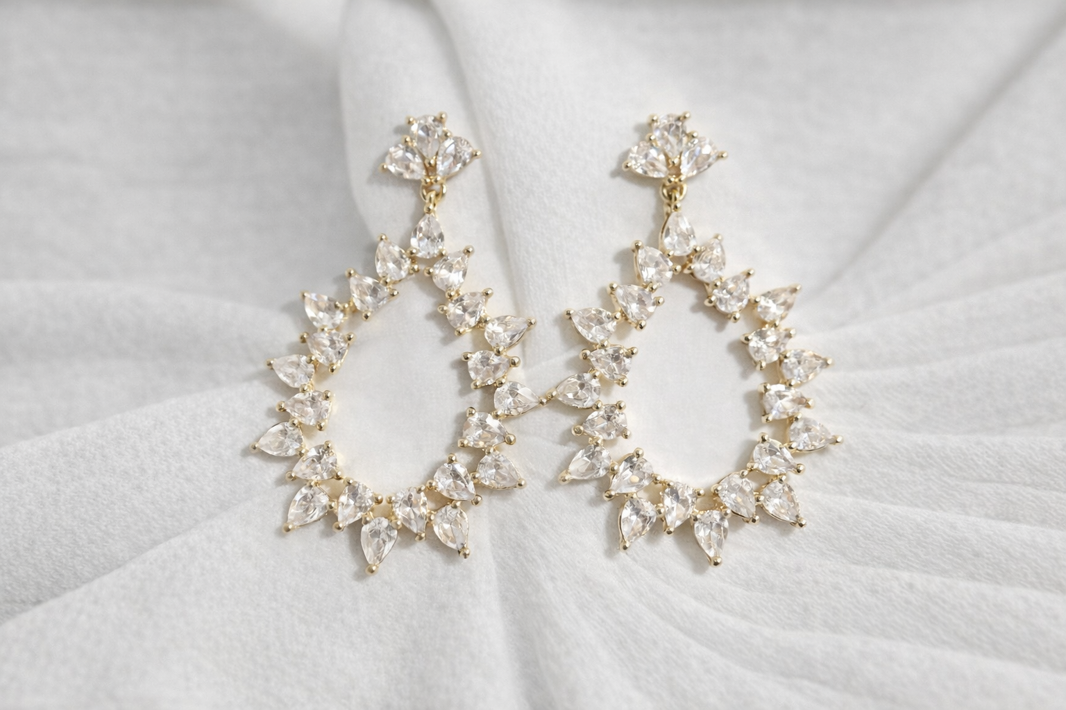 Aretes Oro Laminado Aro Piedras Blancas